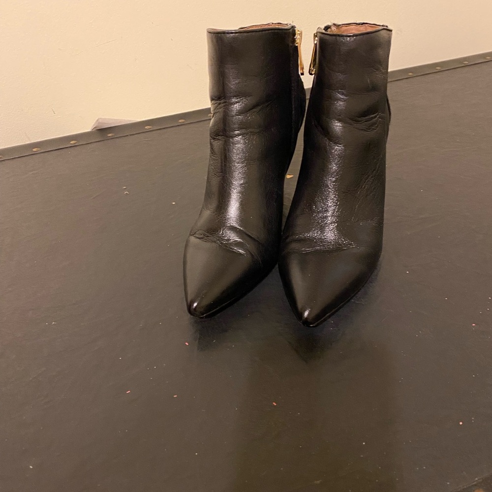Louise et Cie Sleek Pointy Toe Black Leather Ankle Booties w/Cow-Hair Heel